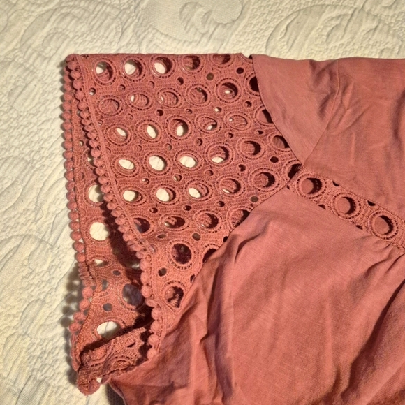 Lane Bryant women's size 22/24 medium pink lacy cut out sleeve shirt, NWT - Picture 4 of 6